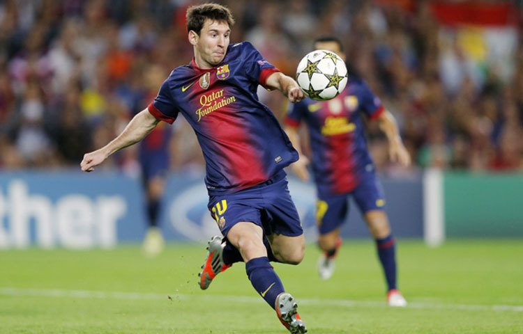 লিওনেল মেসি : বছরে তিনি আনুমানিক ২১৮ মিলিয়ন ডলার আয় করেন। বিশ্বের দুই নম্বর ধনী এই ফুটবলার স্পেনের বার্সেলোনায় ক্লাবে খেলছেন।