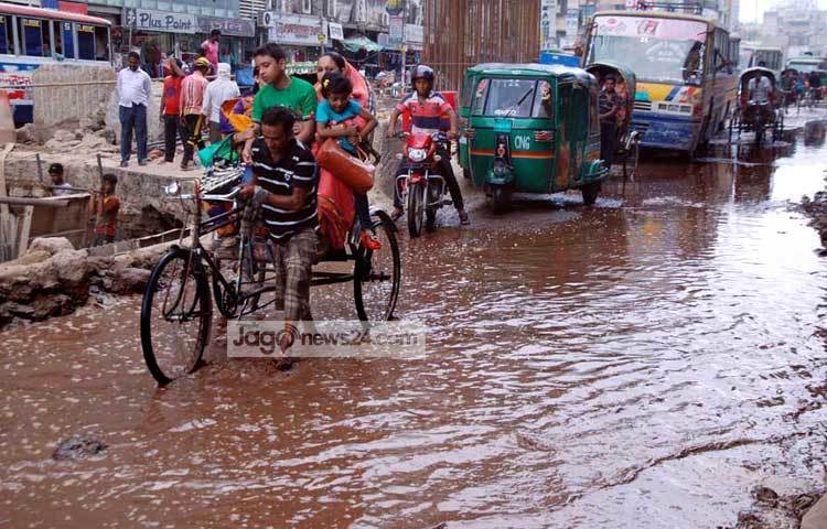 একটু বৃষ্টি হলেই হাঁটু সমান পানি জমে যায়। ছবি : বিপ্লব দিক্ষিৎ।