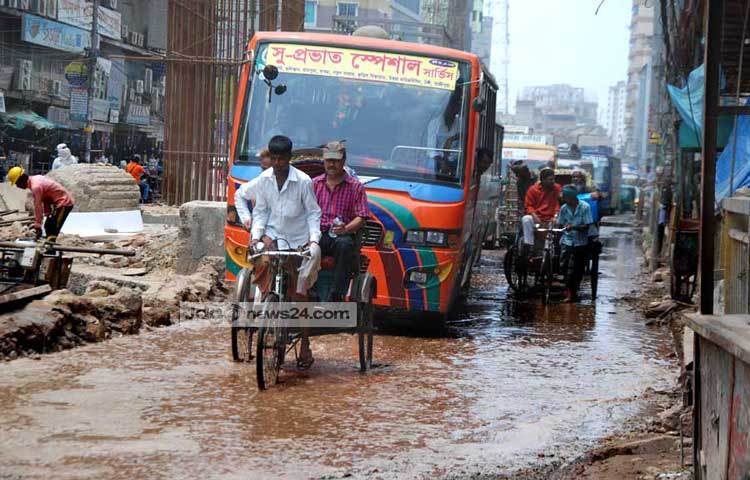 দেখে মনেই হবে না এটি রাজধানী ঢাকার কোনো ব্যস্ততম এলাকার রাস্তা। ছবি : বিপ্লব দিক্ষিৎ।