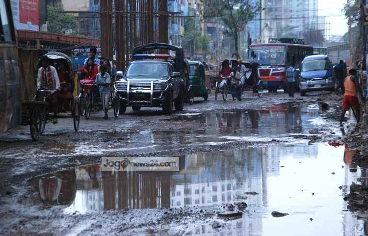 খানাখন্দে পরিপূর্ণ রাস্তায় অনেক ধকল সহ্য করে যানবাহনে চলাচল করছেন যাত্রীরা। ছবি : বিপ্লব দিক্ষিৎ।
