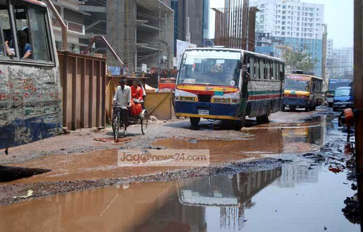 এ রাস্তা দিয়ে রিক্সা যোনো কেনোভাবেই চলতে পারছে না। ছবি : বিপ্লব দিক্ষিৎ।