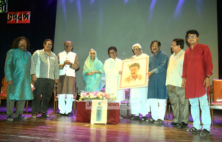 সোমবার (২৯ ফেব্রুয়ারি) ৬৮ বছরে পা রাখলেন নাট্যব্যক্তিত্ব মামুনুর রশীদ। তবে দিনটি ২৯ ফেব্রুয়ারি হওয়ায় লিপিয়ার বর্ষ অনুযায়ী তিনি জীবনে মাত্র ১৭ বার জন্মদিন উদযাপনের সুযোগ পেয়েছেন তিনি। ছবি : মাহবুব আলম