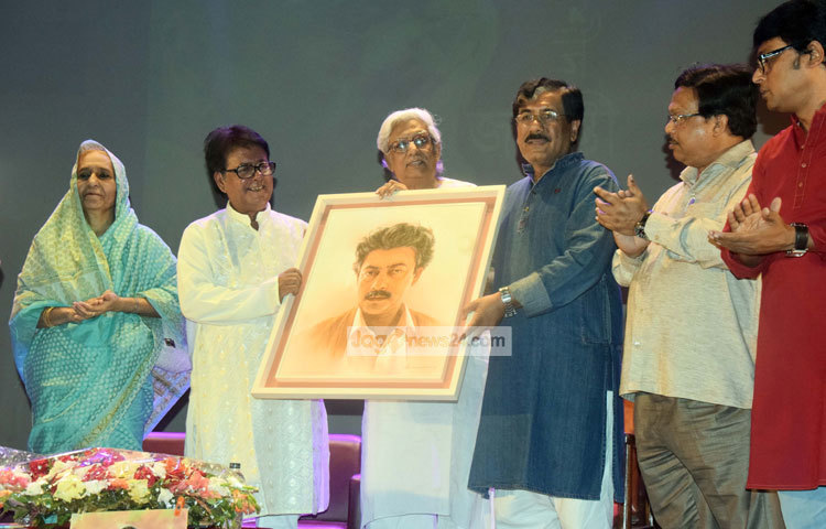 মামুনুর রশীদ জন্মদিন উদযাপন কমিটির উদ্যোগে সোমবার সন্ধ্যায় রাজধানীর জাতীয় জাদুঘরে &lsquo;সাম্য ও শিল্পের কারিগর মামুনুর রশীদ জন্মজয়ন্তী&rsquo; শিরোনামের বিশেষ অনুষ্ঠান হয়। এতে দেশের সাংস্কৃতিক ব্যক্তিত্ব ও প্রিয় মানুষদের কাছ থেকে ফুলেল ভালোবাসায় সিক্ত হয়েছেন মামুনুর রশীদ। ছবি : মাহবুব আলম