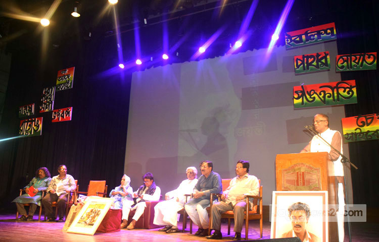 মামুনুর রশীদ জন্মদিন উদযাপন কমিটির উদ্যোগে সোমবার সন্ধ্যায় রাজধানীর জাতীয় জাদুঘরে &lsquo;সাম্য ও শিল্পের কারিগর মামুনুর রশীদ জন্মজয়ন্তী&rsquo; শিরোনামের বিশেষ অনুষ্ঠান হয়। এতে দেশের সাংস্কৃতিক ব্যক্তিত্ব ও প্রিয় মানুষদের কাছ থেকে ফুলেল ভালোবাসায় সিক্ত হয়েছেন মামুনুর রশীদ। ছবি : মাহবুব আলম