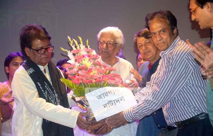 মামুনুর রশীদ জন্মদিন উদযাপন কমিটির উদ্যোগে সোমবার সন্ধ্যায় রাজধানীর জাতীয় জাদুঘরে &lsquo;সাম্য ও শিল্পের কারিগর মামুনুর রশীদ জন্মজয়ন্তী&rsquo; শিরোনামের বিশেষ অনুষ্ঠান হয়। এতে দেশের সাংস্কৃতিক ব্যক্তিত্ব ও প্রিয় মানুষদের কাছ থেকে ফুলেল ভালোবাসায় সিক্ত হয়েছেন মামুনুর রশীদ। ছবি : মাহবুব আলম