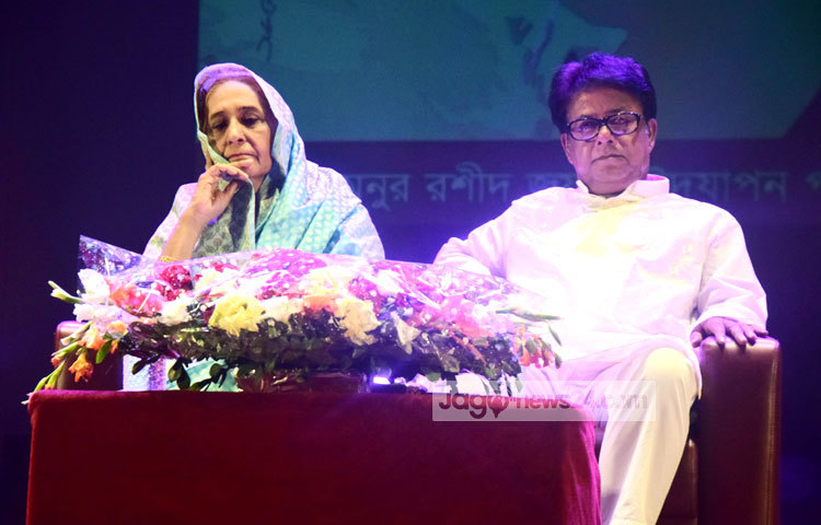 মামুনুর রশীদ জন্মদিন উদযাপন কমিটির উদ্যোগে সোমবার সন্ধ্যায় রাজধানীর জাতীয় জাদুঘরে &lsquo;সাম্য ও শিল্পের কারিগর মামুনুর রশীদ জন্মজয়ন্তী&rsquo; শিরোনামের বিশেষ অনুষ্ঠান হয়। এতে দেশের সাংস্কৃতিক ব্যক্তিত্ব ও প্রিয় মানুষদের কাছ থেকে ফুলেল ভালোবাসায় সিক্ত হয়েছেন মামুনুর রশীদ। ছবি : মাহবুব আলম