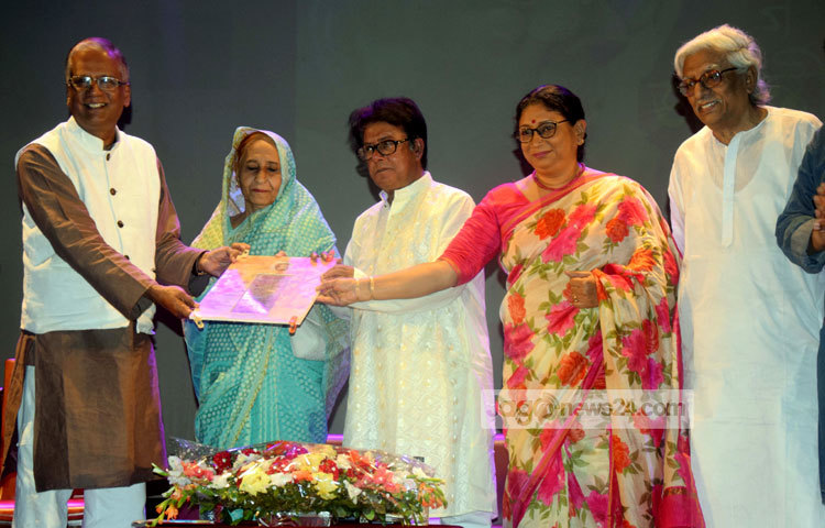 মামুনুর রশীদ জন্মদিন উদযাপন কমিটির উদ্যোগে সোমবার সন্ধ্যায় রাজধানীর জাতীয় জাদুঘরে &lsquo;সাম্য ও শিল্পের কারিগর মামুনুর রশীদ জন্মজয়ন্তী&rsquo; শিরোনামের বিশেষ অনুষ্ঠান হয়। এতে দেশের সাংস্কৃতিক ব্যক্তিত্ব ও প্রিয় মানুষদের কাছ থেকে ফুলেল ভালোবাসায় সিক্ত হয়েছেন মামুনুর রশীদ। ছবি : মাহবুব আলম