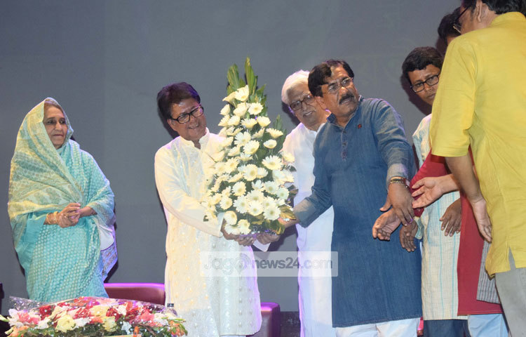 মামুনুর রশীদ জন্মদিন উদযাপন কমিটির উদ্যোগে সোমবার সন্ধ্যায় রাজধানীর জাতীয় জাদুঘরে &lsquo;সাম্য ও শিল্পের কারিগর মামুনুর রশীদ জন্মজয়ন্তী&rsquo; শিরোনামের বিশেষ অনুষ্ঠান হয়। এতে দেশের সাংস্কৃতিক ব্যক্তিত্ব ও প্রিয় মানুষদের কাছ থেকে ফুলেল ভালোবাসায় সিক্ত হয়েছেন মামুনুর রশীদ। ছবি : মাহবুব আলম