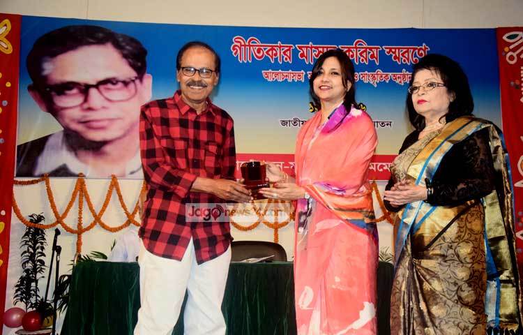 ডাক ও টেলি যোগাযোগ প্রতিমন্ত্রী তারানা হালিমের কাছ থেকে সম্মাননা নিচ্ছেন জনপ্রিয় কণ্ঠশিল্পী সৈয়দ আব্দুল হাদী। ছবি : মাহবুব আলম।