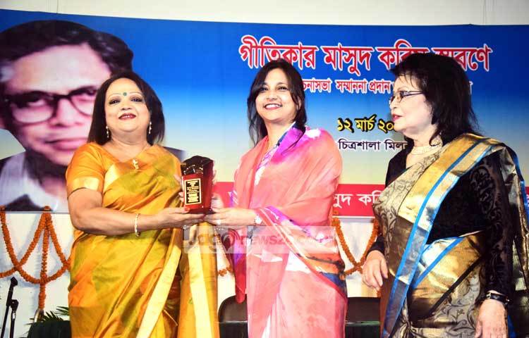 ডাক ও টেলি যোগাযোগ প্রতিমন্ত্রী তারানা হালিমের কাছ থেকে সম্মাননা নিচ্ছেন নন্দিত কণ্ঠশিল্পী সাবিনা ইয়াসমিন। ছবি : মাহবুব আলম।