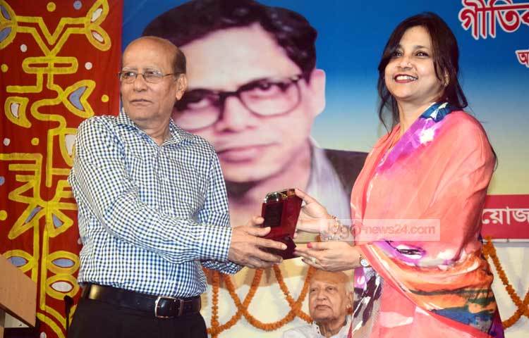 ডাক ও টেলি যোগাযোগ প্রতিমন্ত্রী তারানা হালিমের কাছ থেকে সম্মাননা নিচ্ছেন বিশিষ্ট কণ্ঠশিল্পী খুরশিদ আলম। ছবি : মাহবুব আলম