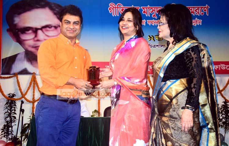 ডাক ও টেলি যোগাযোগ প্রতিমন্ত্রী তারানা হালিমের কাছ থেকে সম্মাননা নিচ্ছেন শ্রোতাপ্রিয় কণ্ঠশিল্পী শুভ্রদেব। ছবি : মাহবুব আলম।