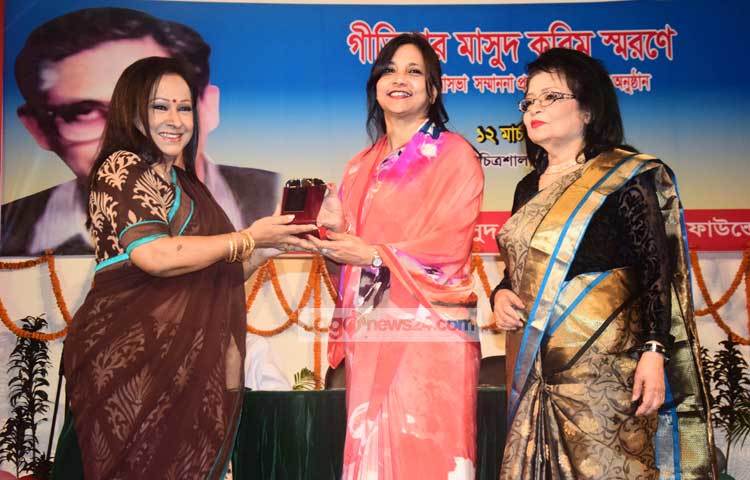ডাক ও টেলি যোগাযোগ প্রতিমন্ত্রী তারানা হালিমের কাছ থেকে সম্মাননা নিচ্ছেন জনপ্রিয় কণ্ঠশিল্পী আবিদা সুলতানা। ছবি : মাহবুব আলম।