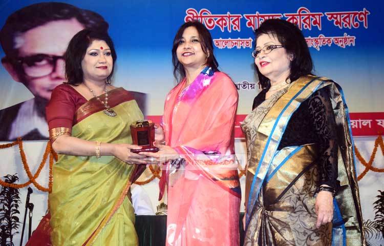 ডাক ও টেলি যোগাযোগ প্রতিমন্ত্রী&nbsp; তারানা হালিমের কাছ থেকে সম্মাননা নিচ্ছেন কণ্ঠশিল্পী রুমানা ইসলাম। ছবি : মাহবুব আলম।