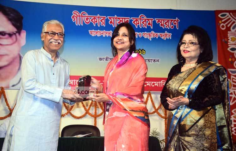 &nbsp;ডাক ও টেলি যোগাযোগ প্রতিমন্ত্রী তারানা হালিমের কাছ থেকে সম্মাননা নিচ্ছেন খ্যাতিমান সুরকার ও সঙ্গীত পরিচালক শেখ সাদী খান। ছবি : মাহবুব আলম