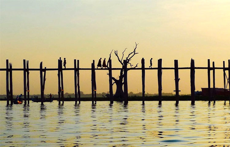 ইউ পেন ব্রিজ : মায়ানমারের এই ব্রিজটি বিপজ্জনক জেনেও প্রতিদিন অসংখ্য লোক পার হচ্ছে।