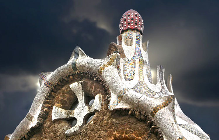 মাইন্ড হাউজ : এটি স্পেনের বার্সেলোনায় অবস্থিত। বিশ্বের নানা প্রান্তের কৌতূহলী পর্যটকরা এটি দেখার জন্য ছুটে আসেন।