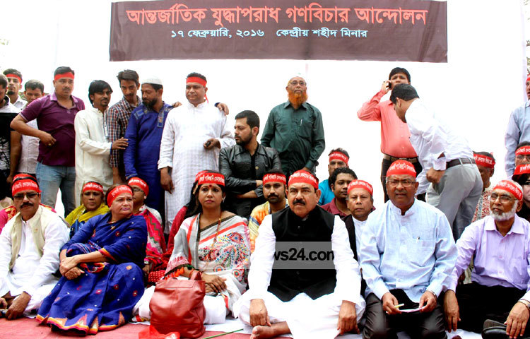 আন্তর্জাতিক যুদ্ধাপরাধ গণবিচার আন্দোলনের আহ্বায়ক নৌ-পরিবহনমন্ত্রী শাজাহান খান কেন্দ্রীয় শহীদ মিনারে মুক্তিযুদ্ধে যুদ্ধাপরাধী পাকিস্তানি সেনা কর্মকর্তাদের অবিলম্বে বিচার দাবি করে এক সমাবেস করেন। ছবি : বিপ্লব দিক্ষিৎ