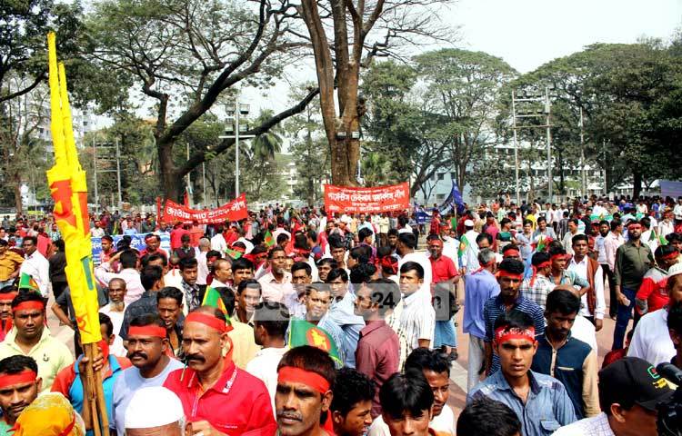 আন্তর্জাতিক যুদ্ধাপরাধ গণবিচার আন্দোলনের আহ্বায়ক নৌ-পরিবহনমন্ত্রী শাজাহান খান কেন্দ্রীয় শহীদ মিনারে মুক্তিযুদ্ধে যুদ্ধাপরাধী পাকিস্তানি সেনা কর্মকর্তাদের অবিলম্বে বিচার দাবি করে এক সমাবেস করেন। ছবি : বিপ্লব দিক্ষিৎ