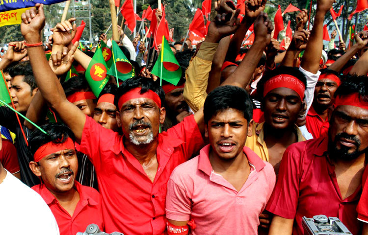 আন্তর্জাতিক যুদ্ধাপরাধ গণবিচার আন্দোলনের আহ্বায়ক নৌ-পরিবহনমন্ত্রী শাজাহান খান কেন্দ্রীয় শহীদ মিনারে মুক্তিযুদ্ধে যুদ্ধাপরাধী পাকিস্তানি সেনা কর্মকর্তাদের অবিলম্বে বিচার দাবি করে এক সমাবেস করেন। ছবি : বিপ্লব দিক্ষিৎ