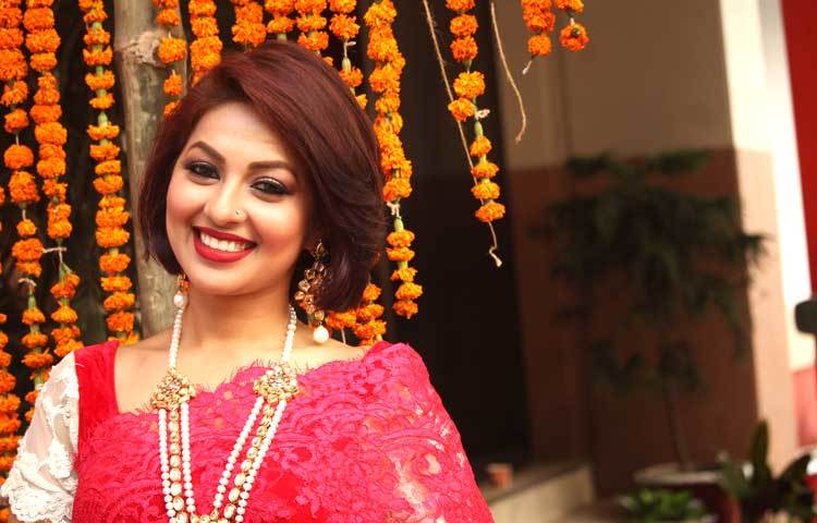 অভিনেত্রী মোনালিসার উপস্থিতিতে মিলন মেলা আরও প্রাণবন্ত হয়। ছবি : মনজুরুল আলম।