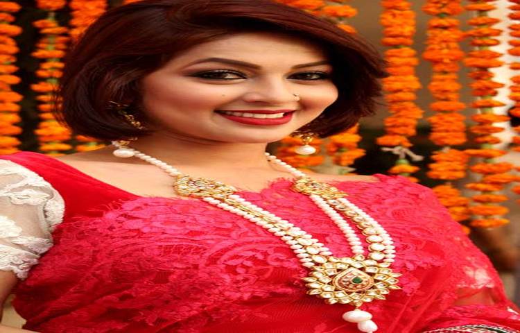 মোনালিসার ভুবন ভোলানো হাসি। ছবি : মনজুরুল ইসলাম।