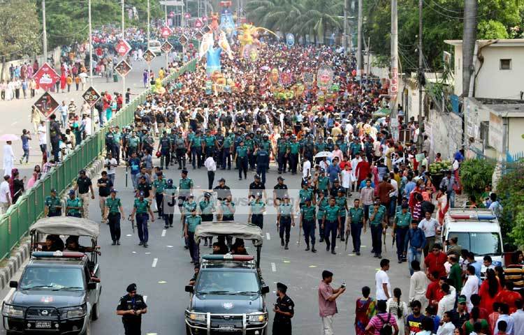 ঢাকা বিশ্ববিদ্যালয়ের চারুকলা এলাকা থেকে বের হয়েছে মঙ্গল শোভাযাত্রা। ছবি : বিপ্লব দিক্ষিৎ।