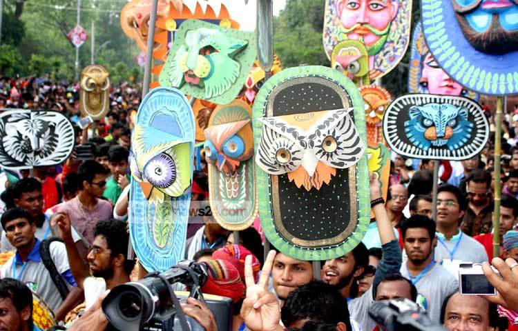 বাংলা নববর্ষকে বরণ করতে প্রতিবারই মঙ্গল শোভাযাত্রার আয়োজন করা হয়। এ বছরের শ্লোগান রাখা হয়েছে মা ও শিশু। ছবি : বিপ্লব দিক্ষিৎ।