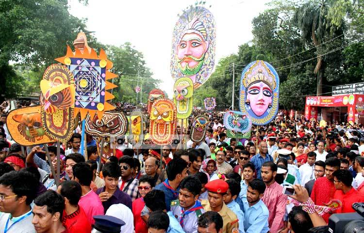 মঙ্গল শোভাযাত্রায় মানুষের ঢল নেমেছে। ছবি : বিপ্লব দিক্ষিৎ।