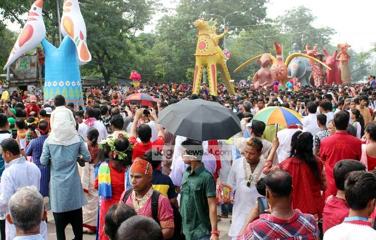 রঙিন সাজে সেজে শিশু, নারী, পুরুষ মঙ্গল শোভা যাত্রায় অংশ নিয়েছে। ছবি : বিপ্লব দিক্ষিৎ।