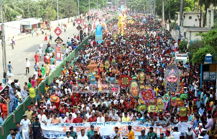 প্রতিবারের মতো এবারও আছে নানা রঙের মুখোশ, পাখি, ঘোড়া, জিরাফসহ নানা প্রতিকৃতি। ছবি : বিপ্লব দিক্ষিৎ।