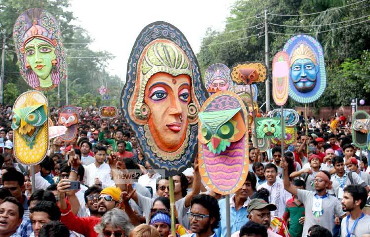 মঙ্গল শোভাযাত্রা ঢাকা বিশ্ববিদ্যালয়ের চারুকলা এলাকা থেকে শুরু হয়ে রাজধানীর শাহবাগ ছাড়িয়ে বাংলামোটর পর্যন্ত যায়। ছবি : বিপ্লব দিক্ষিৎ।