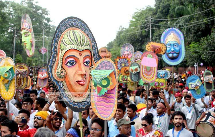 শোভাযাত্রা উপলক্ষে এসব রাস্তা বন্ধ করে দেওয়া হয়েছে। ছবি : বিপ্লব দিক্ষিৎ।