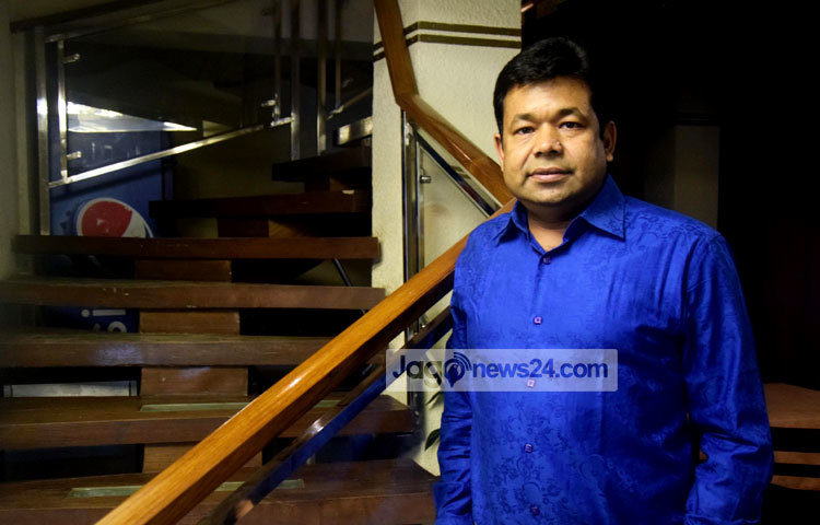 নন্দিত কণ্ঠশিল্পী মনির খান কয়েক দশক ধরে শ্রোতাদের সুরের মায়াজালে আচ্ছন্ন করে রেখেছেন। তিনি এখনও সঙ্গীত সাধনায় নিমগ্ন রয়েছেন। তথ্য প্রযুক্তির এই যুগে তিনি সময়ের সঙ্গে তাল মিলিয়ে চলছেন। তাই অনলাইনের তিনি সরব রয়েছেন। ছবি : মাহবুব আলম