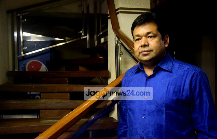 মনির খানকে ফেসবুকে পেতে:www.facebook.com/singermonirkhanbd. শিল্পীকে টুইটারে পেতে:www.twitter.com/monirkhansinger- এ লগইন করতে হবে। অন্যদিকে মনির খানের বর্ণাঢ্য সঙ্গীত জীবন সম্পর্ক জানতেwww.monirkhan.com.bd. ভিজিট করতে হবে। ছবি : মাহবুব আলম