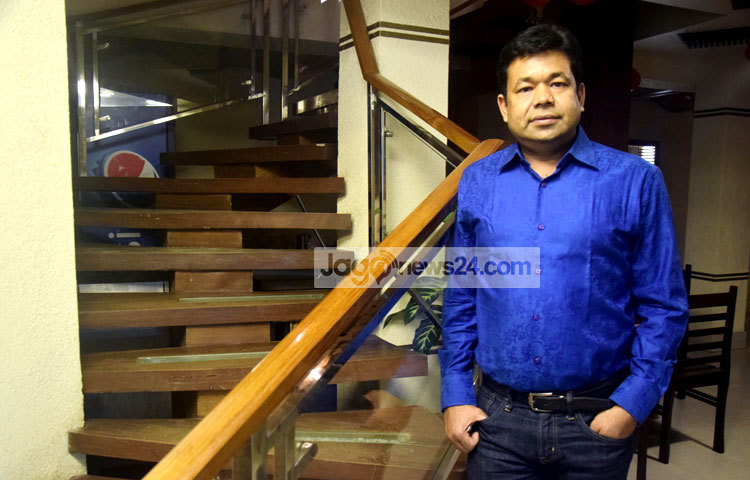 নন্দিত কণ্ঠশিল্পী মনির খান কয়েক দশক ধরে শ্রোতাদের সুরের মায়াজালে আচ্ছন্ন করে রেখেছেন। তিনি এখনও সঙ্গীত সাধনায় নিমগ্ন রয়েছেন। তথ্য প্রযুক্তির এই যুগে তিনি সময়ের সঙ্গে তাল মিলিয়ে চলছেন। তাই অনলাইনের তিনি সরব রয়েছেন। ছবি : মাহবুব আলম