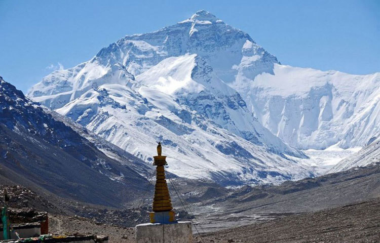 তিব্বতে মাউন্ট এভারেস্টকে &lsquo;ছোমোলাংমা&rsquo; নামে ডাকা হয়। &lsquo;ছোমোলাংমা&rsquo;-এর অর্থ হচ্ছে &lsquo;পৃথিবী&rsquo;।