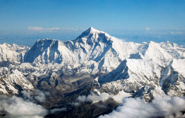 জর্জ এভারেস্ট নামের একজন অভিযাত্রী ১৮৪১ সালে মাউন্ট এভারেস্ট আবিষ্কার করেছিলেন। ১৮৩০ থেকে ১৮৪৩ পর্যন্ত তিনি ভারতের সার্ভেয়ার জেনারেল চাকরি করেন।