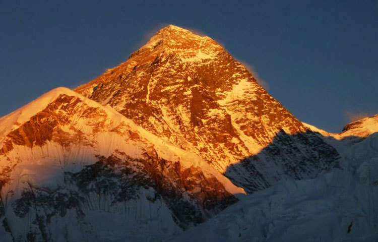 সবচেয়ে কম বয়সে যে এভারেস্ট জয় করেছে তার বয়স ১৩ বছর। অন্যদিকে সবচেয়ে বেশি বয়সে যিনি এভারেস্ট করেছেন তার বয়স ৭৬ বছর।