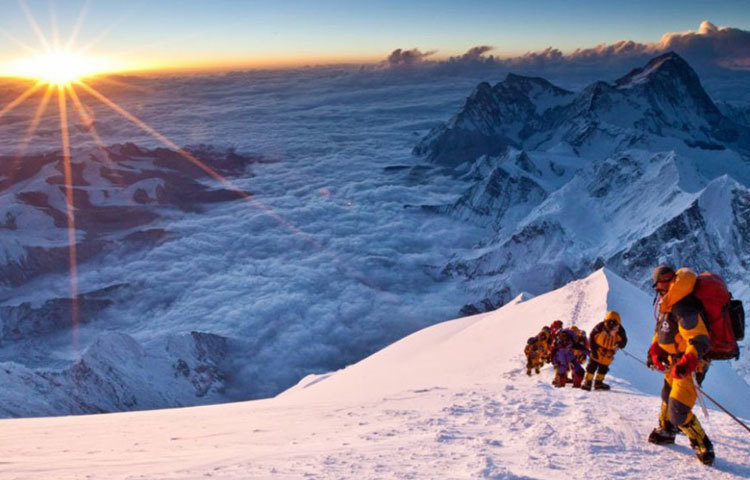 এখনও পর্যন্ত ৪ হাজার অভিযাত্রী এভারেস্ট জয় করার চেষ্টা করেছেন।