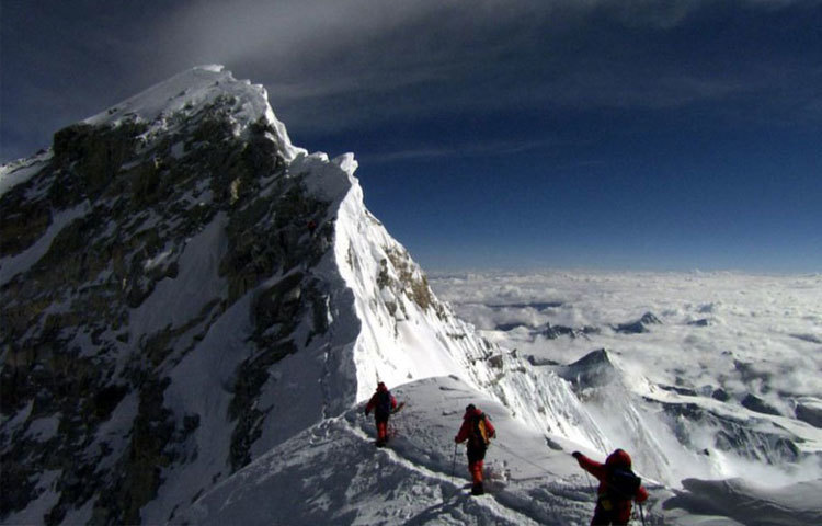 হিসেব কষে দেখা গেছে প্রত্যেক দশজন সফল এভারেস্ট শৃঙ্গজয়ীর মধ্যে একজনের মৃত্যু হয়।