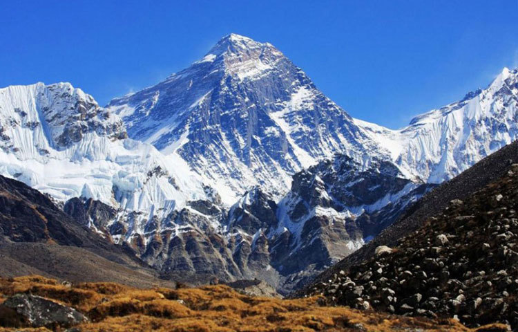 মাউন্ট এভারেস্টে এখনও পর্যন্ত ২৩৫জনের মৃত্যু হয়েছে। যদিও সঠিক সংখ্যা নিয়ে নানা জনের নানা মত রয়েছে।