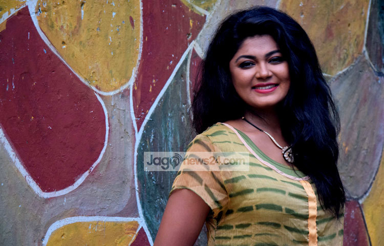 &lsquo;চোখে হাসি, মুখে হাসি&rsquo;-এমনই হৃদয় হরণ করা হাসি দিয়ে দর্শকদের মনে আসন করে নিয়েছেন মৌসুমী হামিদ। ছবি : মাহবুব আলম