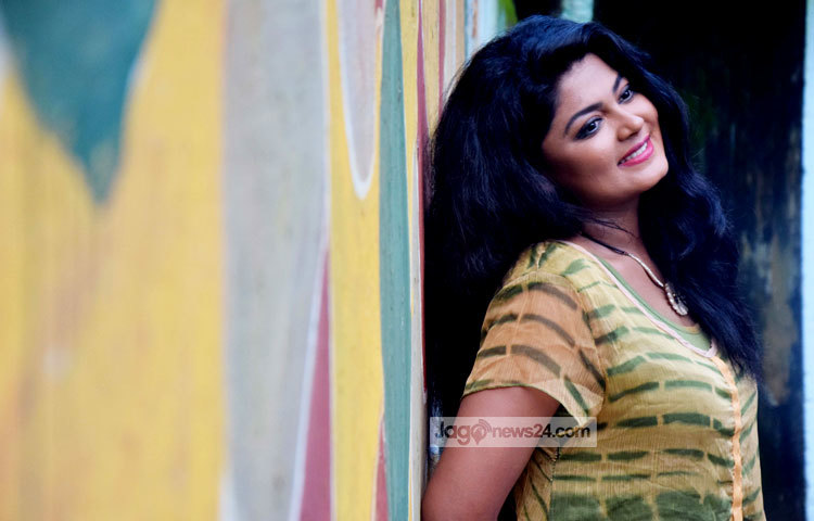 অমন করে মিষ্টি হাসিতে কাকে দেখছেন মৌসুমী! ছবি : মাহবুব আলম