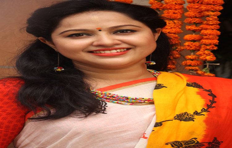 হাসিমাখা মুখে নাদিয়া। ছবি : মনজুরুল ইসলাম।