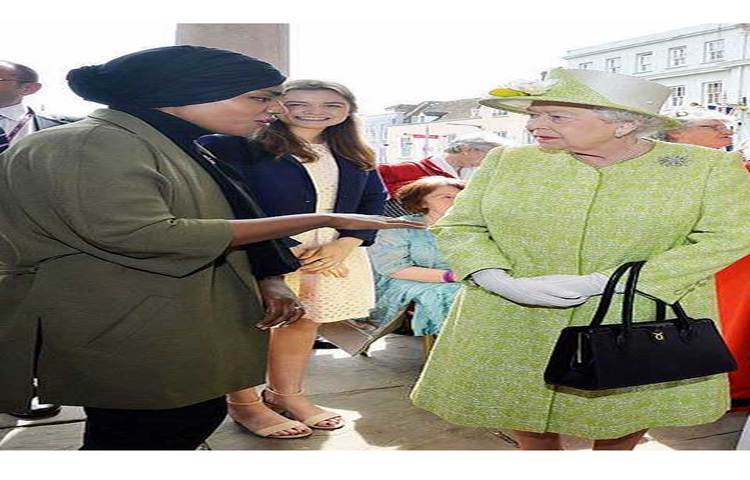 যুক্তরাজ্যের রানি দ্বিতীয় এলিজাবেথ এবারের জন্মদিনে বাংলাদেশি বংশোদ্ভূত নাদিয়া হোসেইনের তৈরিকৃত কেক কেটেছেন।