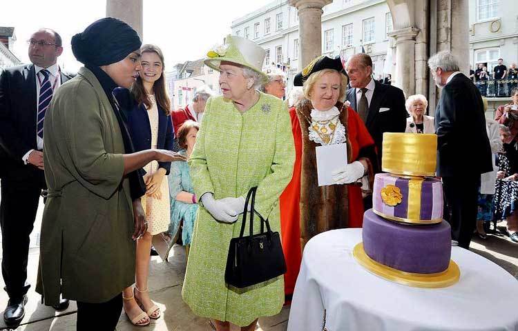 যুক্তরাজ্যের রানি দ্বিতীয় এলিজাবেথ তার জন্মদিনের অনুষ্ঠানে বাংলাদেশি বংশোদ্ভূত নাদিয়া হোসেইনের সঙ্গে কথা বলা বলছেন।