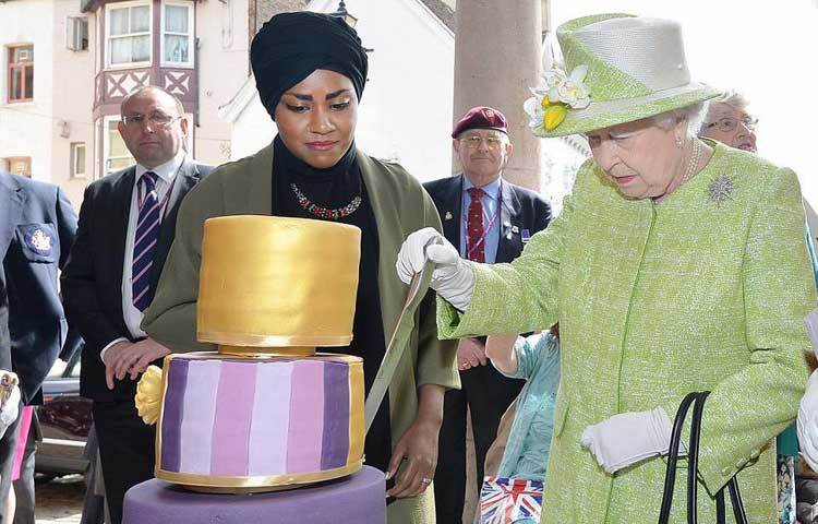 &nbsp;রানি দ্বিতীয় এলিজাবেথ জন্মদিনে বাংলাদেশি বংশোদ্ভূত নাদিয়া হোসেইনের তৈরিকৃত কেক কাটছেন।