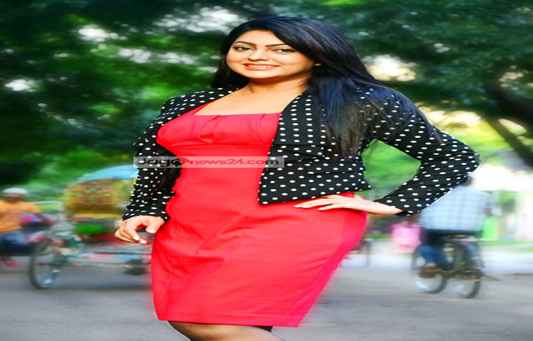 লাল পোশাকে নিপুণ সবুজ প্রকৃতির মাঝে হারিয়ে গেছেন। সবুজ যেনো তাকে সর্বদা হাতছানি দিয়ে ডাকে। ছবি : মাহবুব আলম।