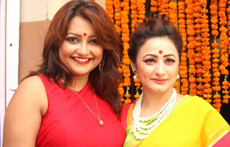 পহেলা বৈশাখে টেলিহোমের আমন্ত্রণে রাজধানীর ট্রাস্ট মিলনায়তনে তারকাদের মিলন মেলায় অভিনেত্রী সুজানা ও নওশীন। ছবি : মনজুরুল আলম।